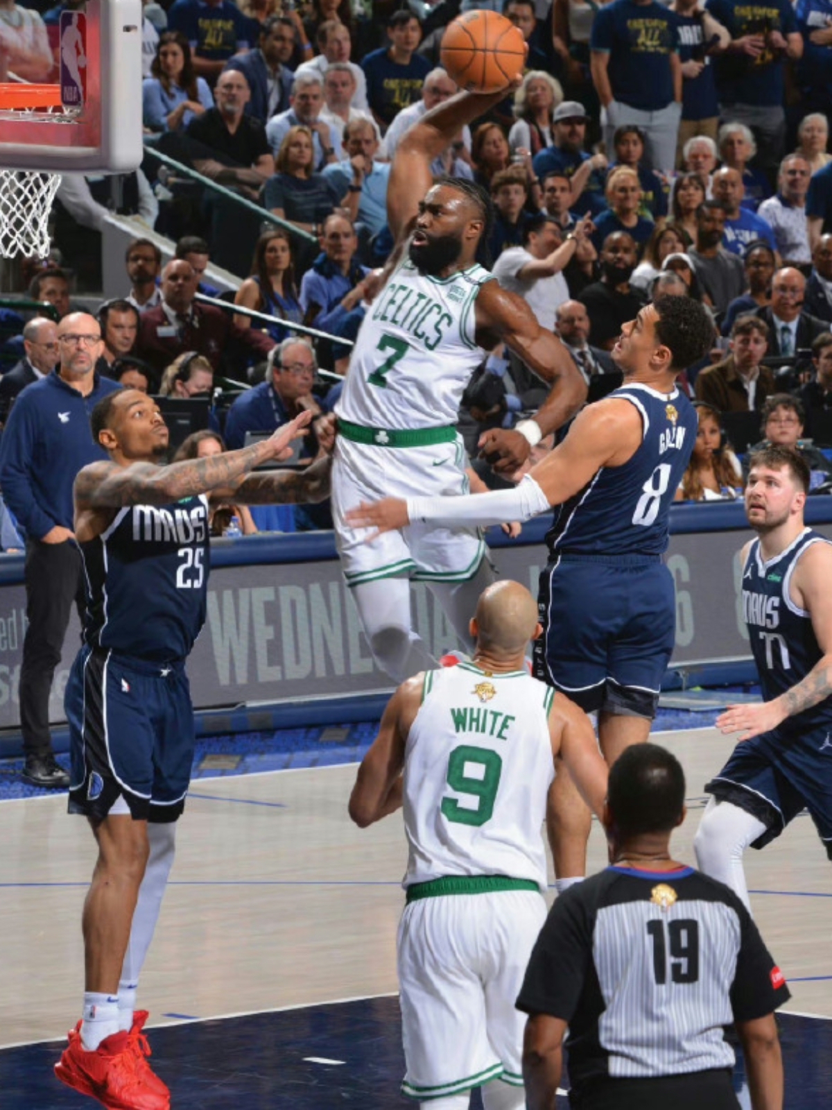 波士顿凯尔特人迎NBA季后赛关键赛，今晚迎来里程碑，话题不断，临场指挥获称赞的简单介绍