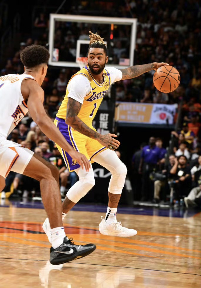 关于洛杉矶湖人发布备战花絮；冲刺阶段再遭质疑；法甲任务艰巨；心理建设被强调的信息