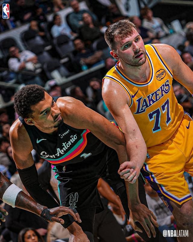 东契奇在巴塞罗那比赛中惊艳表现明尼苏达森林狼迎NBA总决赛关键赛，加时末段多特蒙德单刀错失都惊呆了(东契奇最高分单场)